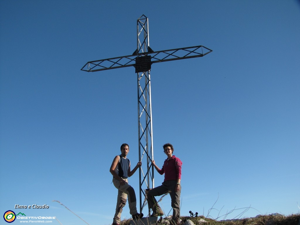 29 Sulla cima del Vindiolo mt.2056.JPG